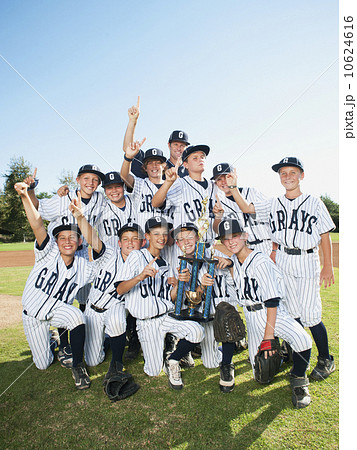 USA, California, Ladera Ranch, portrait of little league players (aged 10-11) 10624616
