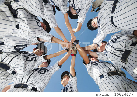 USA, California, Ladera Ranch, little league players (aged 10-11) celebrating 10624677