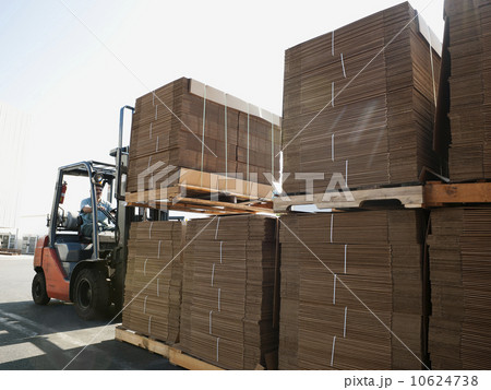 Forklift truck moving pallets Forklift truck moving pallets 10624738