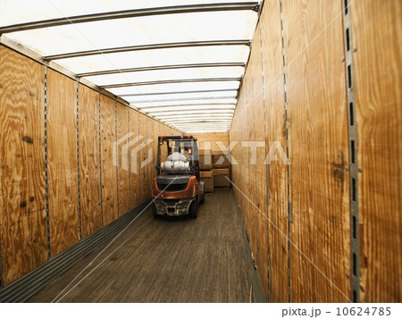 Forklift truck inside trailer 10624785