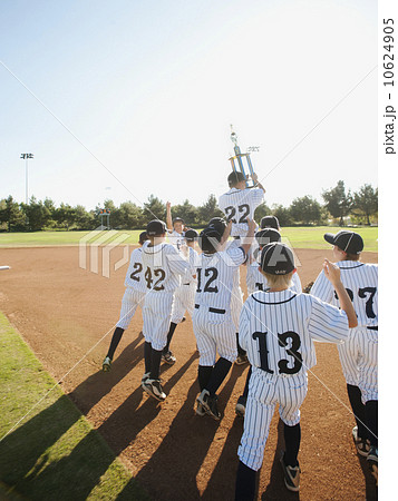 USA, California, Ladera Ranch, little league players (aged 10-11) celebrating 10624905