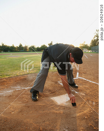 USA, California, Ladera Ranch, man drawing in sand on baseball diamond USA, California, Ladera Ranch, man drawing in sand on baseball diamond 10624916