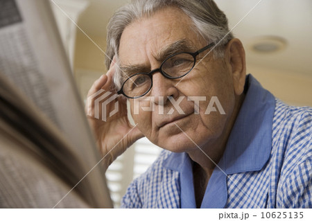 Senior man reading newspaper 10625135