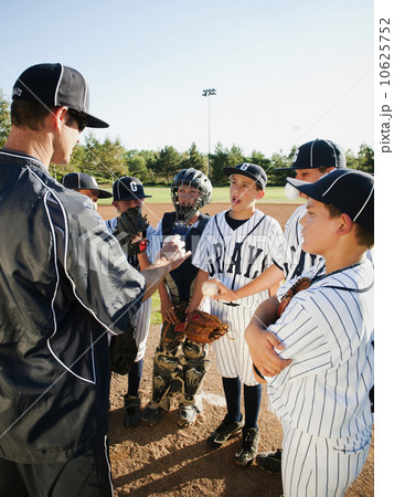 USA, California, Ladera Ranch, coach training little league baseball team (10-11) USA, California, Ladera Ranch, coach training little league baseball team (10-11) 10625752