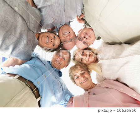 A group of people huddled together 10625850