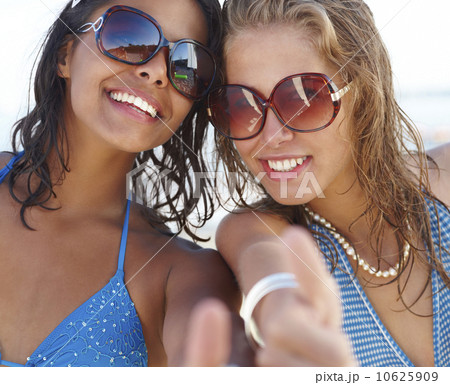 Portrait of young women posing on beach Portrait of young women posing on beach 10625909