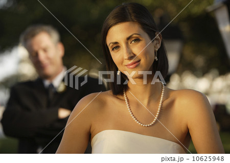 Portrait of family in front of house 10625948