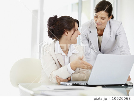 Businesswomen with laptop in office Businesswomen with laptop in office 10626068
