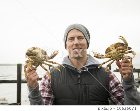 Portrait of man showing crabs 10626071