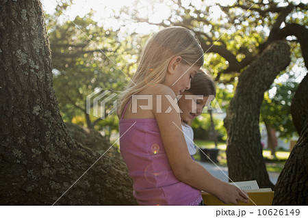 Girls reading outside 10626149