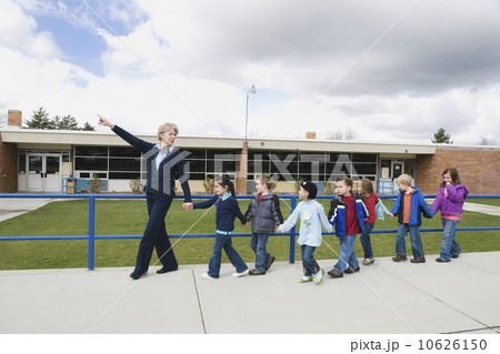 Elementary school students and teacher on a field trip 10626150