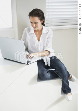 Woman typing on laptop 10626213