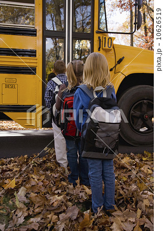 Children in line for school bus 10626519
