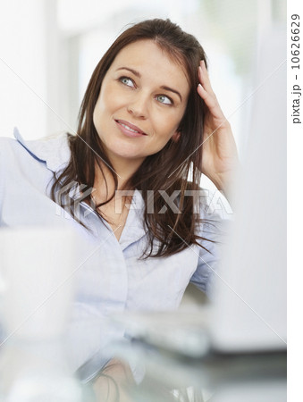 Portrait of mid adult woman  10626629