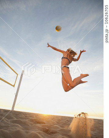 USA, California, Los Angeles, woman playing beach volleyball 10626705