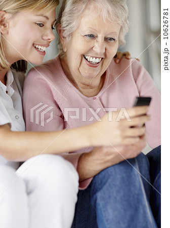 Nurse helping woman send a text message Nurse helping woman send a text message 10626781