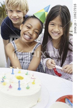 Children at a birthday celebration 10627016
