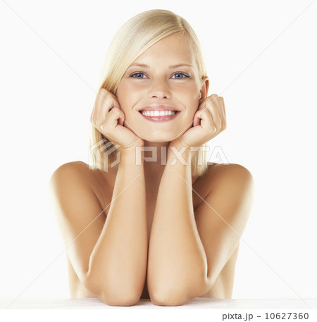 Studio portrait of young woman 10627360