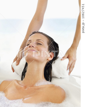 Woman receiving spa therapy 10627451