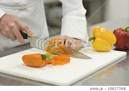 Chef chopping bell peppers 10627568