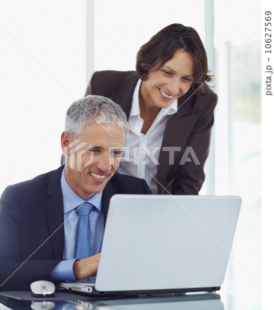 Colleagues looking at laptop 10627569