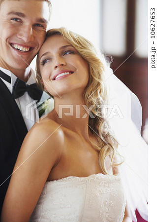 Portrait of newly wed couple 10627653