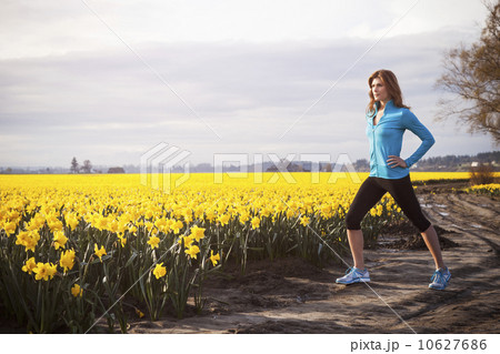USA, Washington, Skagit Valley, Woman exercising in rural area 10627686