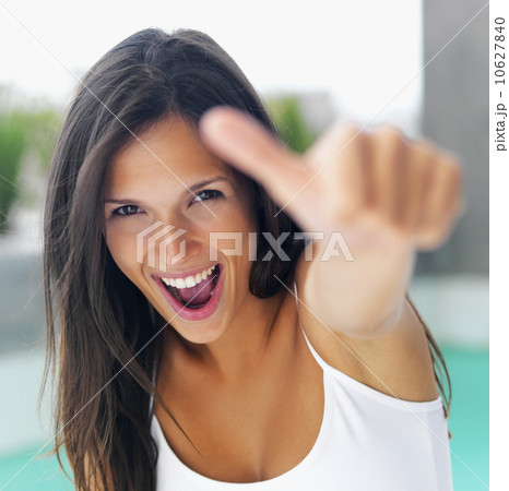 Woman giving thumbs up 10627840