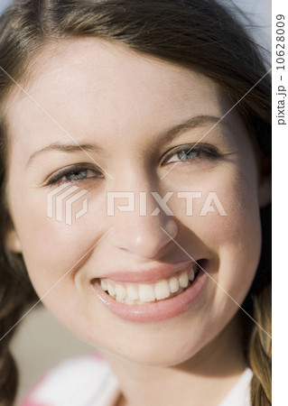A young woman outdoors smiling 10628009