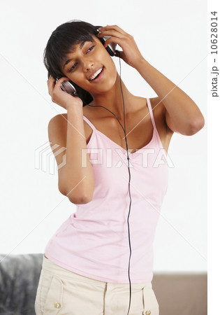 Young woman listening to music Young woman listening to music 10628014
