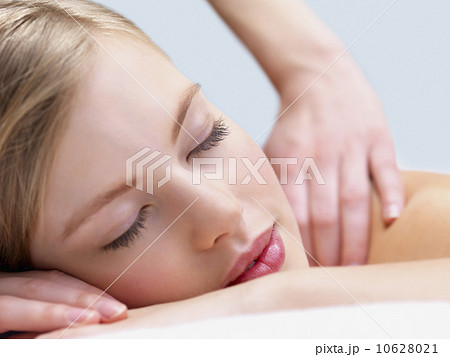 Young woman getting massage 10628021
