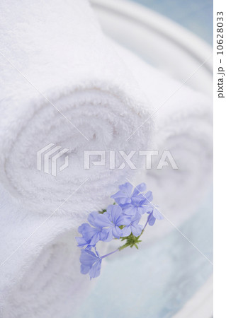 Spa towels and tropical flower Spa towels and tropical flower 10628033