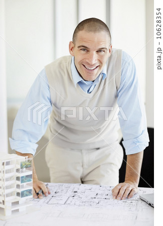Architect working in office 10628354