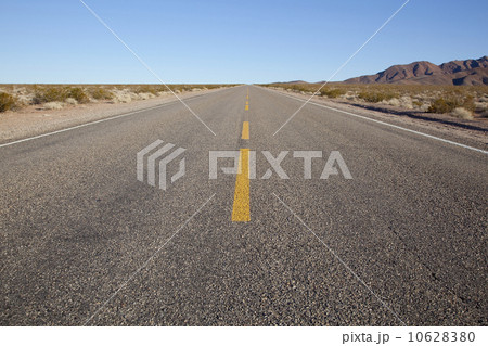USA, Nevada, road through desert 10628380