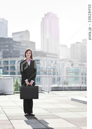 USA, Seattle, Smiling young businesswoman holding briefcase 10628450