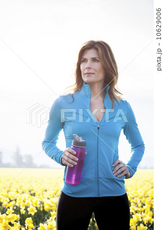 USA, Washington, Skagit Valley, Portrait of woman in blue tracksuit 10629006