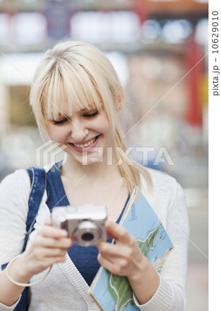 USA, Seattle, Young woman checking pictures at digital camera USA, Seattle, Young woman checking pictures at digital camera 10629010