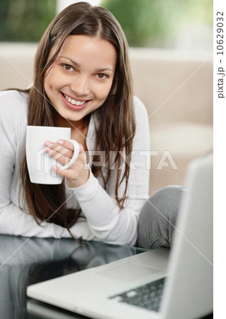 Woman drinking coffee while browsing the internet Woman drinking coffee while browsing the internet 10629032