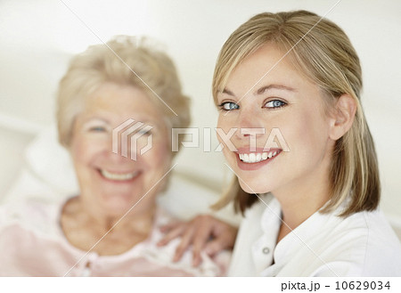Nurse sitting with a senior woman Nurse sitting with a senior woman 10629034