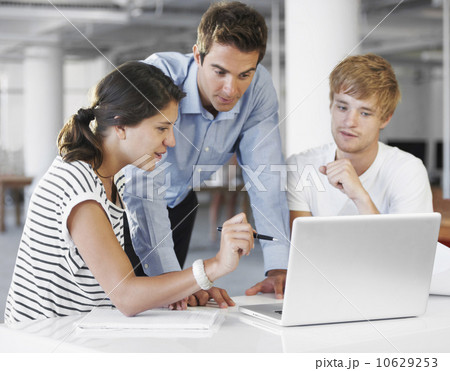 Coworkers looking at laptop  10629253