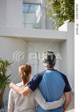 Couple looking at their home 10629640