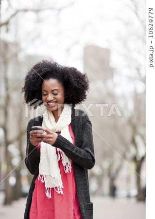 USA, Washington State, Seattle, Cheerful young woman text messaging 10629779