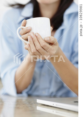 Brunette woman drinking coffee 10629981