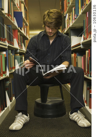 Teenage student in library 10630136