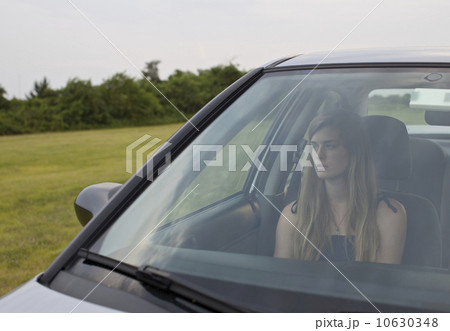 USA, New York State, Long Island, young woman sitting in car 10630348