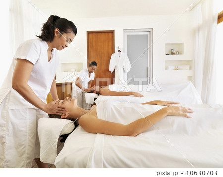 Two people getting massage in spa 10630703