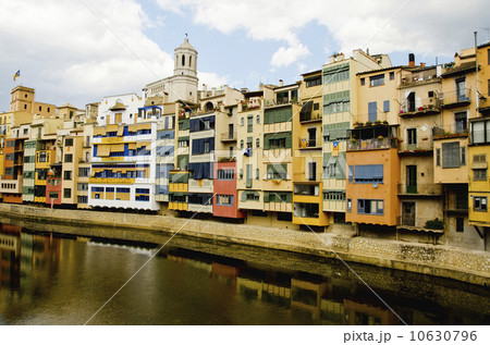 Houses facing river Houses facing river 10630796