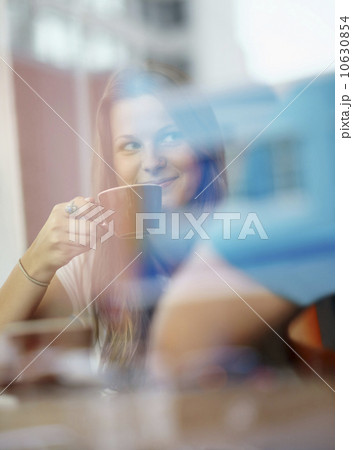 Couple talking in coffee shop 10630854