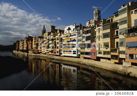 Houses facing river 10630928