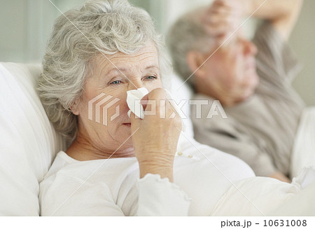 Senior couple in bed with the flu 10631008
